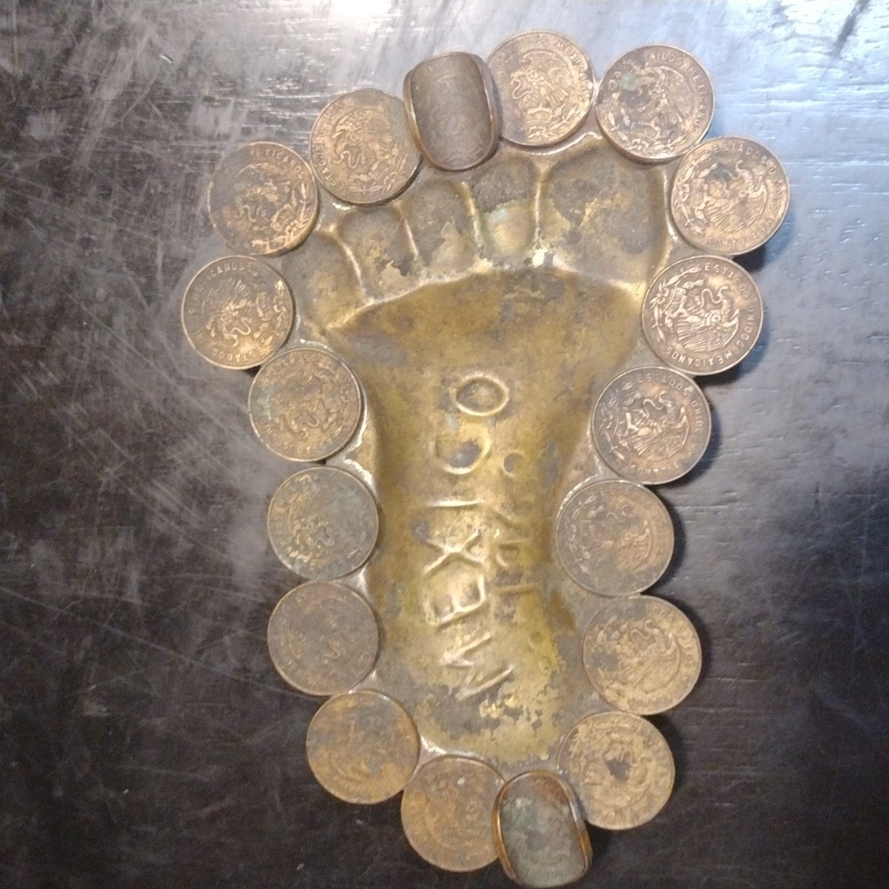 Vintage 1968 Mexican centavo ashtray.